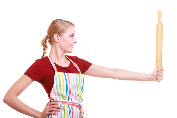Gelukkige huisvrouw keuken schort houdt rolling pin geïsoleerd — Stockfoto
