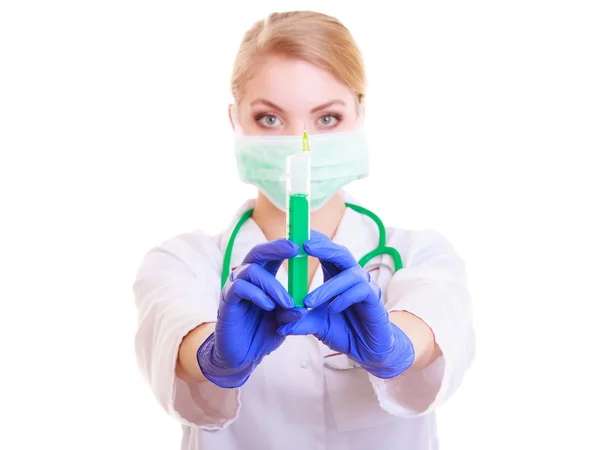 Mujer con máscara y bata de laboratorio. Médico enfermero con jeringa . — Foto de Stock