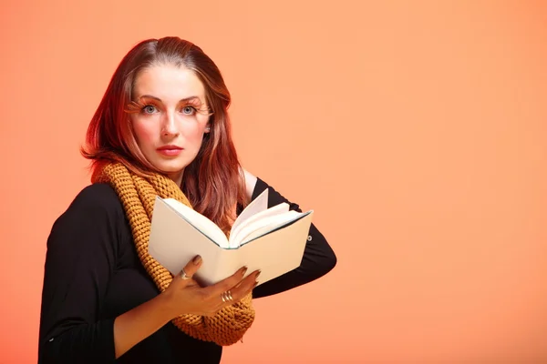 Otoño moda chica con libro naranja pestañas —  Fotos de Stock