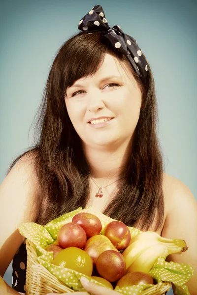 Mulher cabelo longo segurando cesta frutas verão — Fotografia de Stock