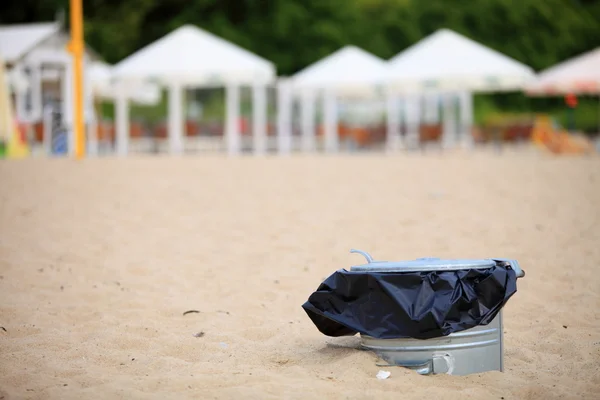 Gray metal garbage bin or can on beach — Stock Photo, Image