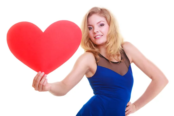 Coração vermelho. símbolo de amor. mulher segurar Valentim símbolo do dia . — Fotografia de Stock