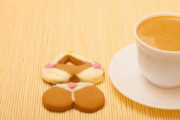 Šálek kávy bikiny spodní prádlo perník koláč cookie na bambusové podložce — Stock fotografie
