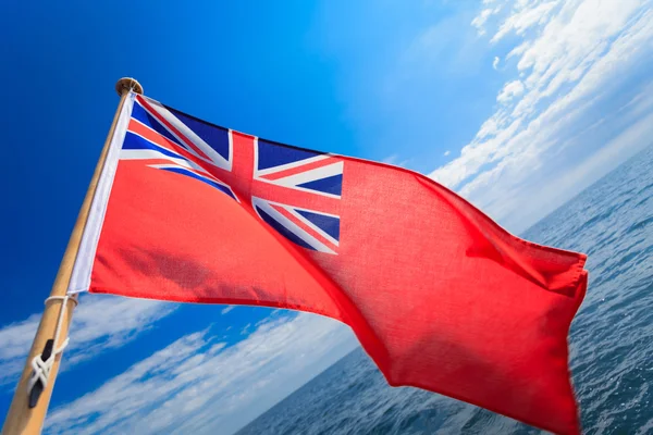 英国海军少尉英国海事国旗的游艇帆船蓝色天空大海。帆船. — 图库照片