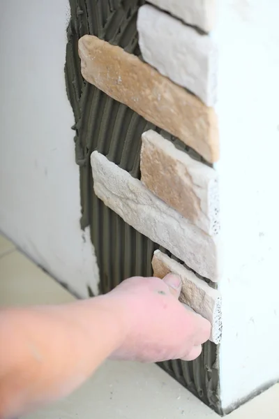 Operaio edile che installa piastrelle su una parete — Foto Stock