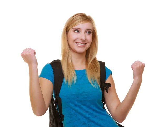 Случайная счастливая девушка студентка с сумкой, показывающая знак успеха рукой — стоковое фото