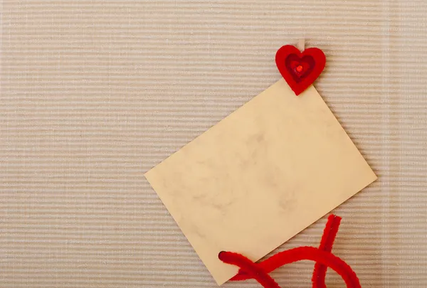 Prázdné vizitky kopírování prostoru textovou zprávu a červené srdce symbolem lásky — Stock fotografie