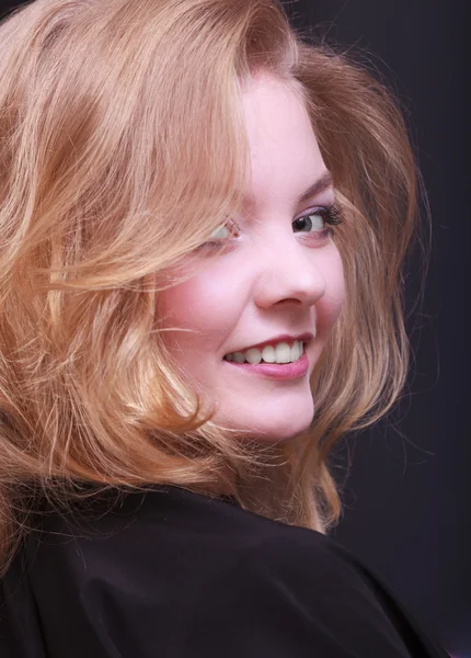 Hermosa chica sonriente con cabello rubio ondulado por la peluquería en el salón de belleza —  Fotos de Stock