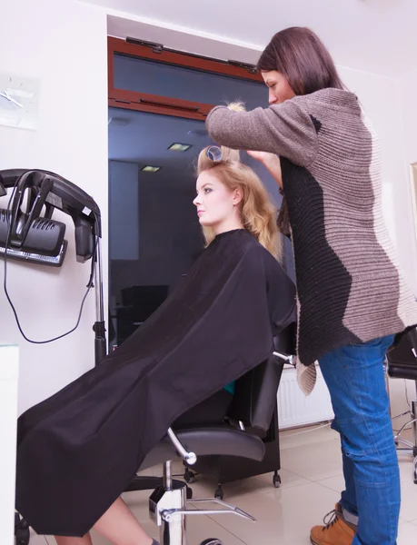 Hermosa chica rubia rizadores de pelo rodillos peluquería salón de belleza —  Fotos de Stock