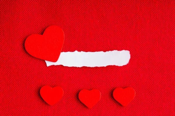 Stück Papier leere Kopierraum Herzen auf rotem Stoff Textilmaterial — Stockfoto