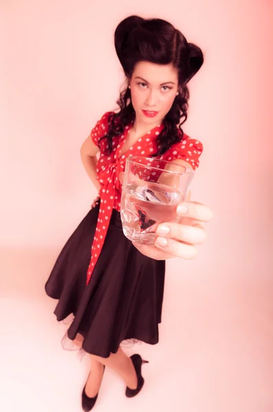 Mujer bebiendo agua. Chica con maquillaje pinup y peinado. Retro . — Foto de Stock