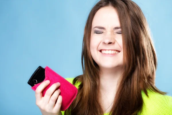 Chica feliz con teléfono móvil en la cubierta rosa — Foto de Stock