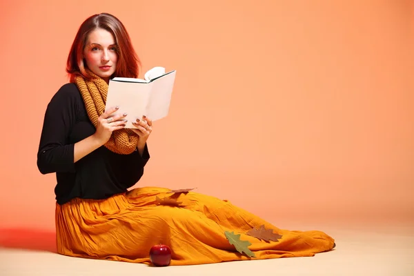 Menina de moda de outono com cílios de olho laranja livro — Fotografia de Stock
