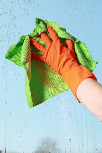 Gehandschoende hand venster met doek schoonmaken — Stockfoto