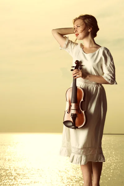 A menina loira com um violino ao ar livre — Fotografia de Stock