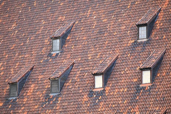 Окна и чердачная крыша — стоковое фото