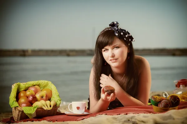 Un picnic. Bella donna sdraiata sulla coperta — Foto Stock