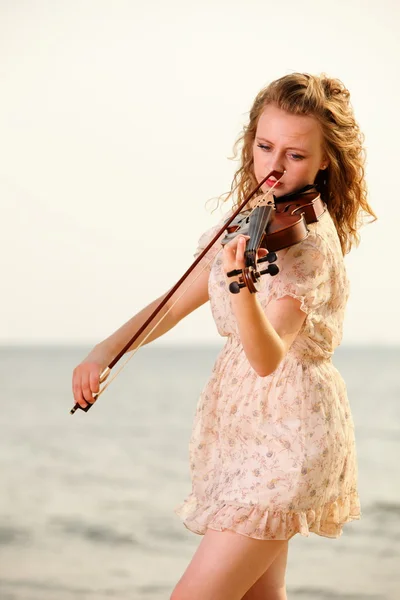 The blonde girl with a violin outdoor — Stock Photo, Image