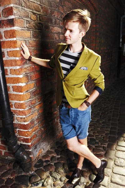 Joven hombre guapo en la calle, casco antiguo de Gdansk —  Fotos de Stock