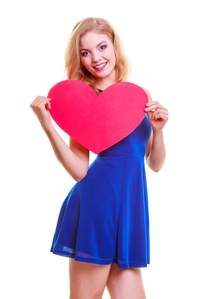 Červené srdce. symbol lásky. žena drží valentine den symbolu. — Stock fotografie