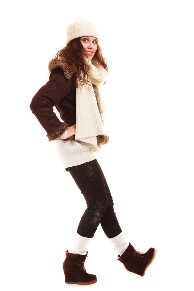Wintermode. volle Länge der lockigen Frau in warmer Kleidung — Stockfoto