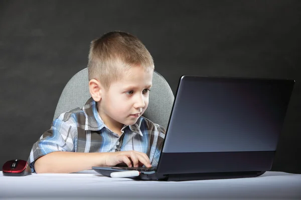 Παιδί εθισμός υπολογιστών με το lap-top σημειωματάριων — Φωτογραφία Αρχείου