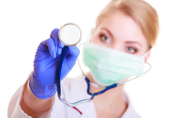 Mujer con máscara y bata de laboratorio. Enfermera doctora con estetoscopio . —  Fotos de Stock