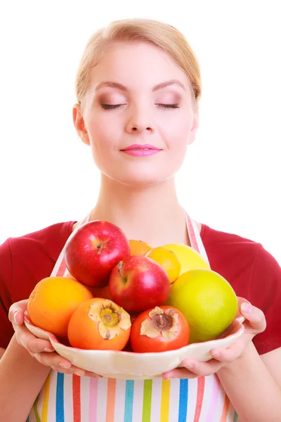 Feliz dona de casa ou chef em avental de cozinha oferecendo frutas isoladas — Fotografia de Stock