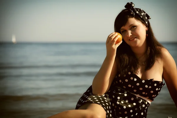 Piquenique ao ar livre mulher com frutas laranja — Fotografia de Stock