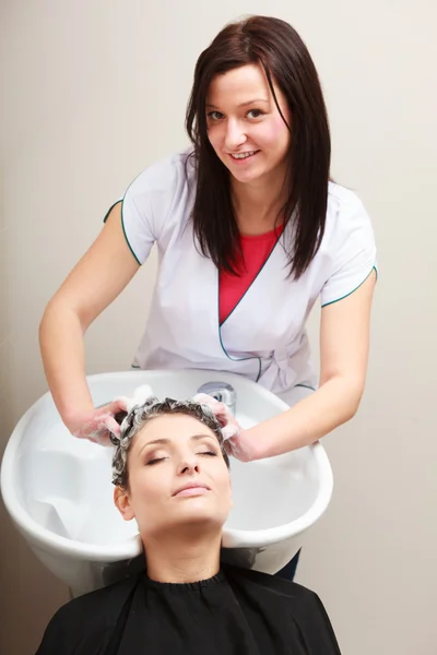 Fryzjerka mycia włosów kobieta. beauty salon fryzjerski — Zdjęcie stockowe