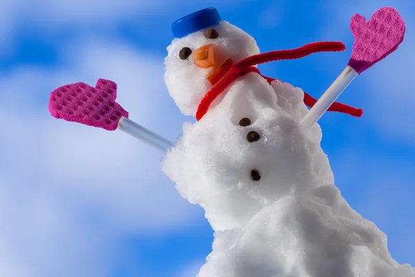 Pequeno boneco de neve Feliz Natal com luvas rosa ao ar livre. Temporada de Inverno . — Fotografia de Stock