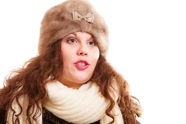 Téli divat. portré lány nő meleg ruhát sapka sál elszigetelt — Stock Fotó