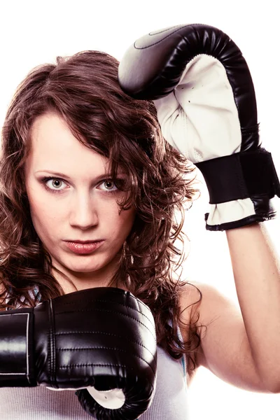 Boxeadora deportiva con guantes negros. Fitness chica entrenamiento patada boxeo . — Foto de Stock