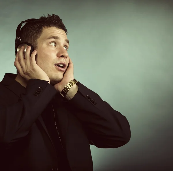 Young man with headphones listening to music — Stock Photo, Image