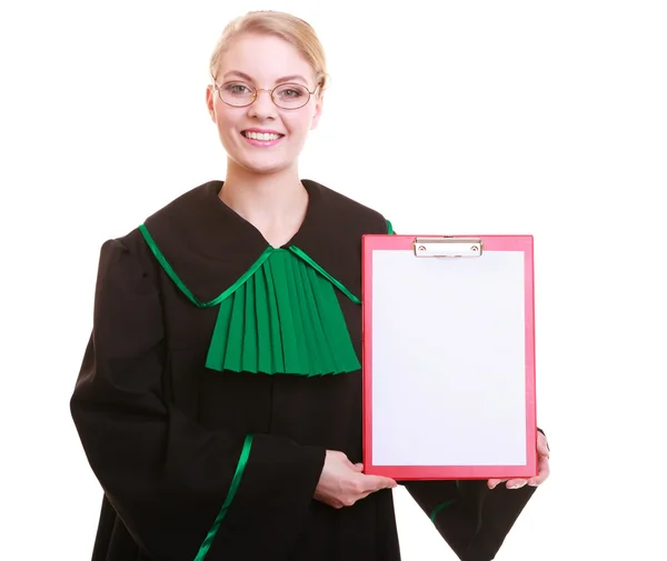 Abogada abogada en vestido clásico polaco sostiene el letrero en blanco del portapapeles —  Fotos de Stock