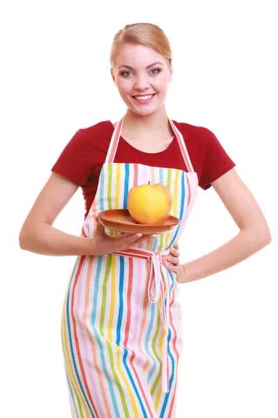 Feliz dona de casa ou chef em avental de cozinha oferecendo maçã isolada — Fotografia de Stock