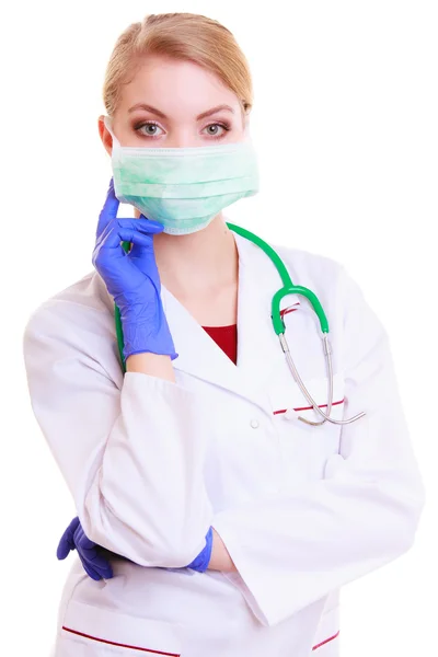 Mujer con máscara y bata de laboratorio. Enfermera doctora con estetoscopio . —  Fotos de Stock
