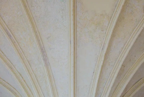 Plafond blanc rapproché soutenu par de vieilles colonnes. Partie architecturale — Photo