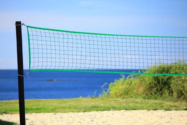Gröna netto och spela volleybollplan utomhus — Stockfoto