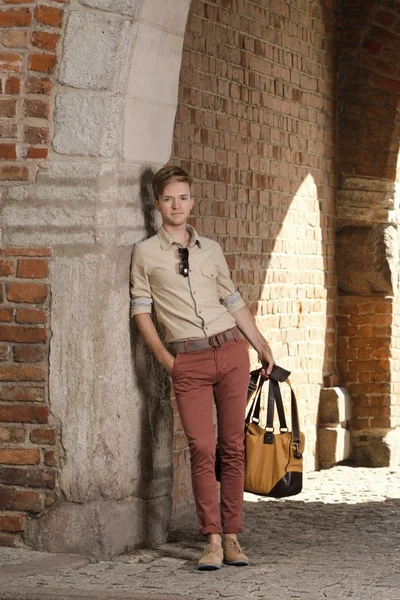 Joven con bolsa en la calle, casco antiguo de Gdansk — Foto de Stock