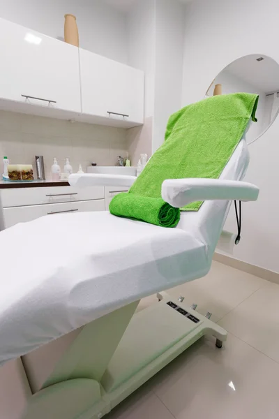 Chair in modern healthy beauty spa salon. Interior of treatment room. — Stock Photo, Image