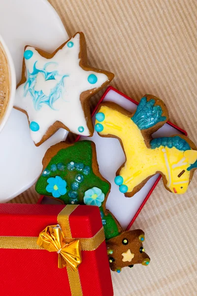 Gâteaux en pain d'épice faits à la main café tasse blanche boîte cadeau. Noël . — Photo