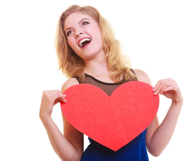 Rood hart. symbool van de liefde. vrouw houden valentine dag symbool. — Stockfoto