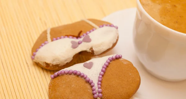 Tasse Kaffee Bikini-Unterwäsche Lebkuchenkeks auf Bambusmatte — Stockfoto