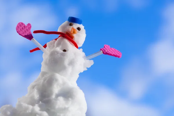 Little Happy Christmas muñeco de nieve con guantes de color rosa al aire libre. Temporada de invierno . —  Fotos de Stock