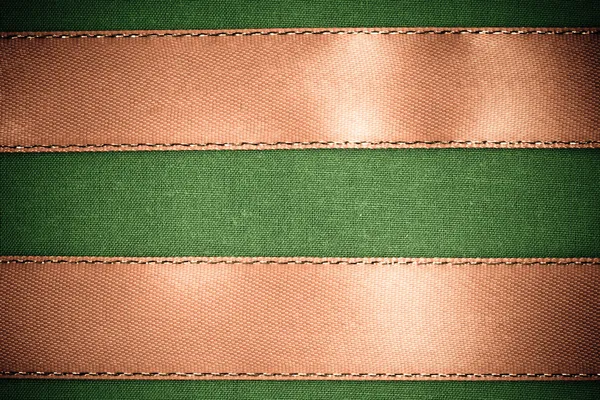 Nastro marrone su sfondo tessuto verde con spazio copia . — Foto Stock