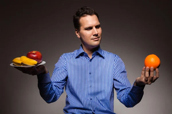 Dieta cuidados de saúde nutrição saudável, homem jovem com frutas — Fotografia de Stock
