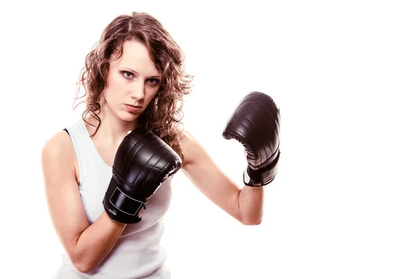 Boxeadora deportiva con guantes negros. Fitness chica entrenamiento patada boxeo —  Fotos de Stock