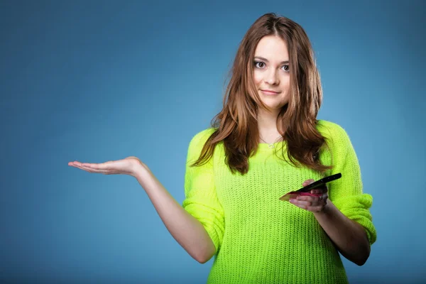 Glad tjej med mobiltelefon öppna handflata för produkt — Stockfoto