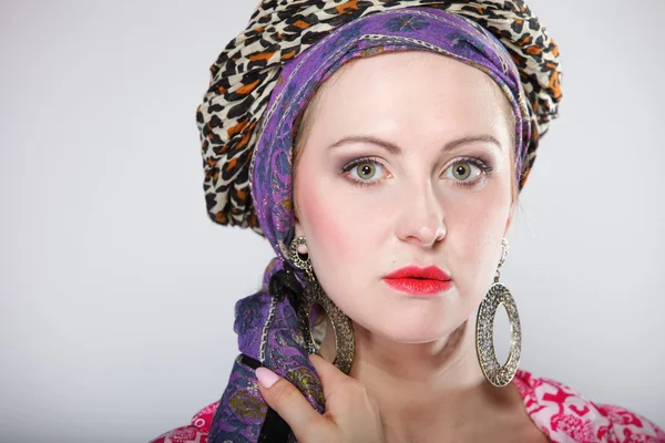 Retrato hermosa chica mujer en un turbante — Foto de Stock